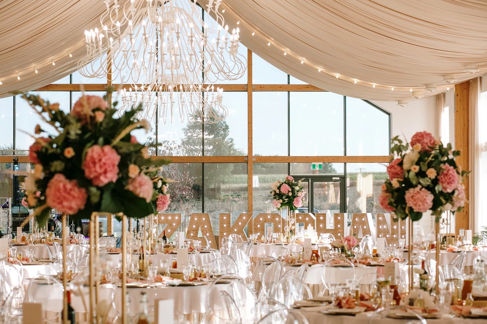 Tło z bawiącymi się ludżmi